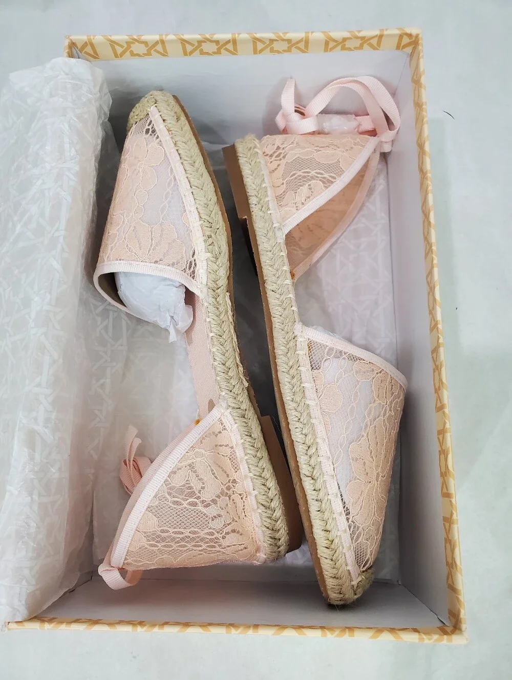 Badgley Mischka Espadrille flats Pink Lace Ankle Tie Girlie Feminine Dainty 8.5